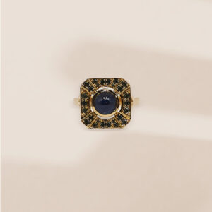 Bague Art Déco cabochon saphir, saphir teal en entourage, or jaune